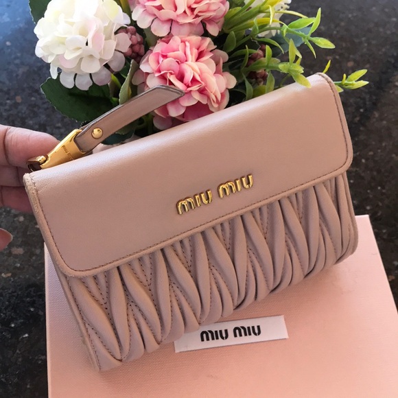๐ฏ Authentic & Preloved Miu Miu Metalasse compact wallet with box - Picture 4 of 17